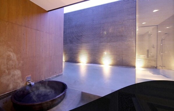 Indoor spa tub - Four Seasons Yuzawa Quattro (Yuzawa)