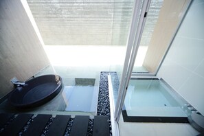 Deep-soaking bathtub - Four Seasons Yuzawa Quattro (Yuzawa)