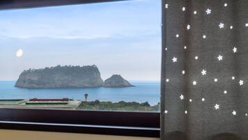 Toetasjesleilighet – deluxe, 2 dobbeltsenger, tekjøkken, sjøutsikt (4F - Lavender) | Utsikt mot strand/hav