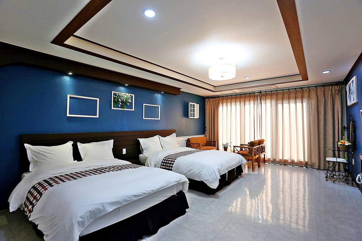 Standard Twin Room, Kitchenette | 1 bedroom, WiFi (free), bed sheets