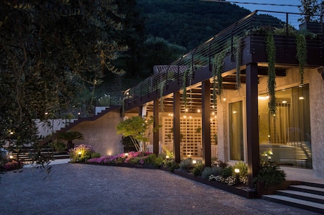 住宿正面 - 傍晚/夜晚