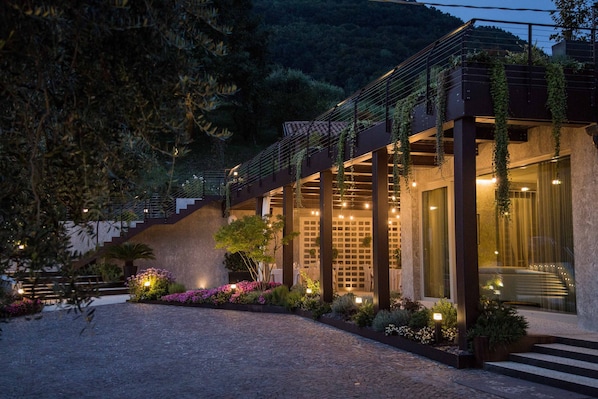 Front of property – evening/night - Ristorante Hotel La Rosina (Marostica)