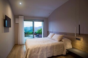 Roupas de cama premium, edredons de pluma, frigobar, cofres nos quartos