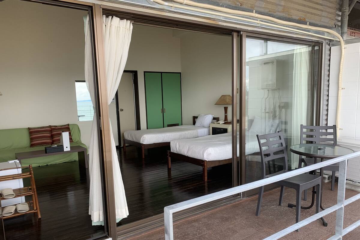 Blackout curtains, free WiFi