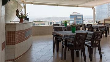 Breakfast and dinner served