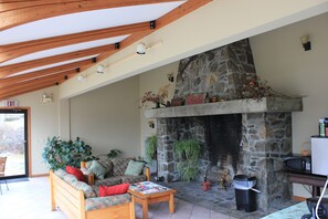 Lobby sitting area - Heidi's Inn (Brewster)