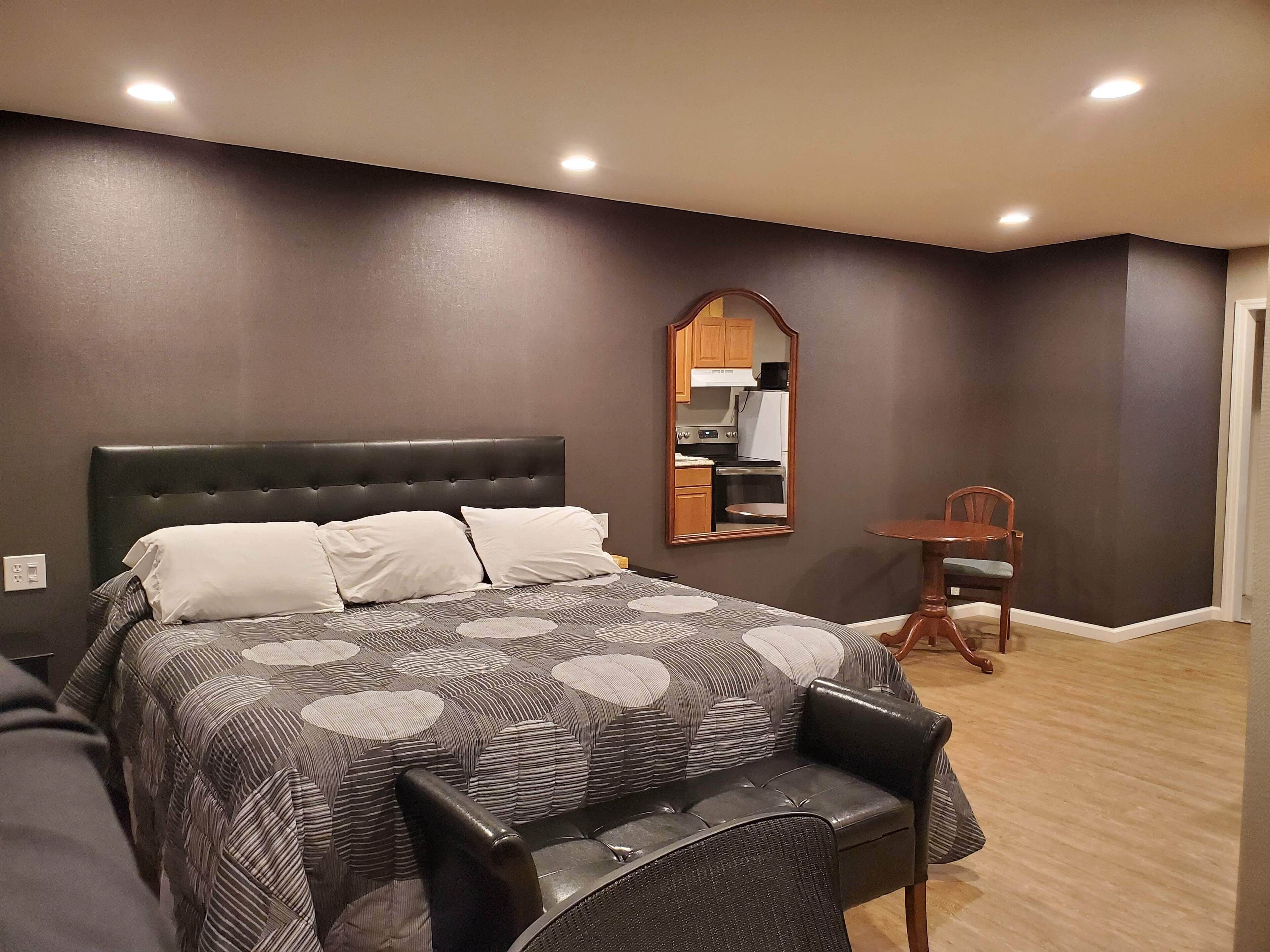 king room with kitchen (private entrance) | individually decorated, individually furnished, desk, blackout curtains