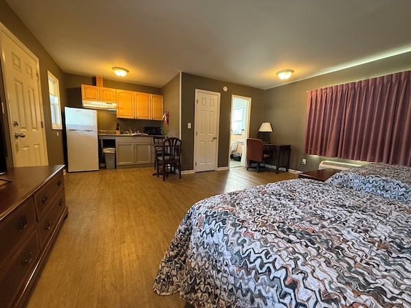 Doppelzimmer, 2 Doppelbetten, Küche (Private Entrance) | Individuell dekoriert, individuell eingerichtet, Schreibtisch