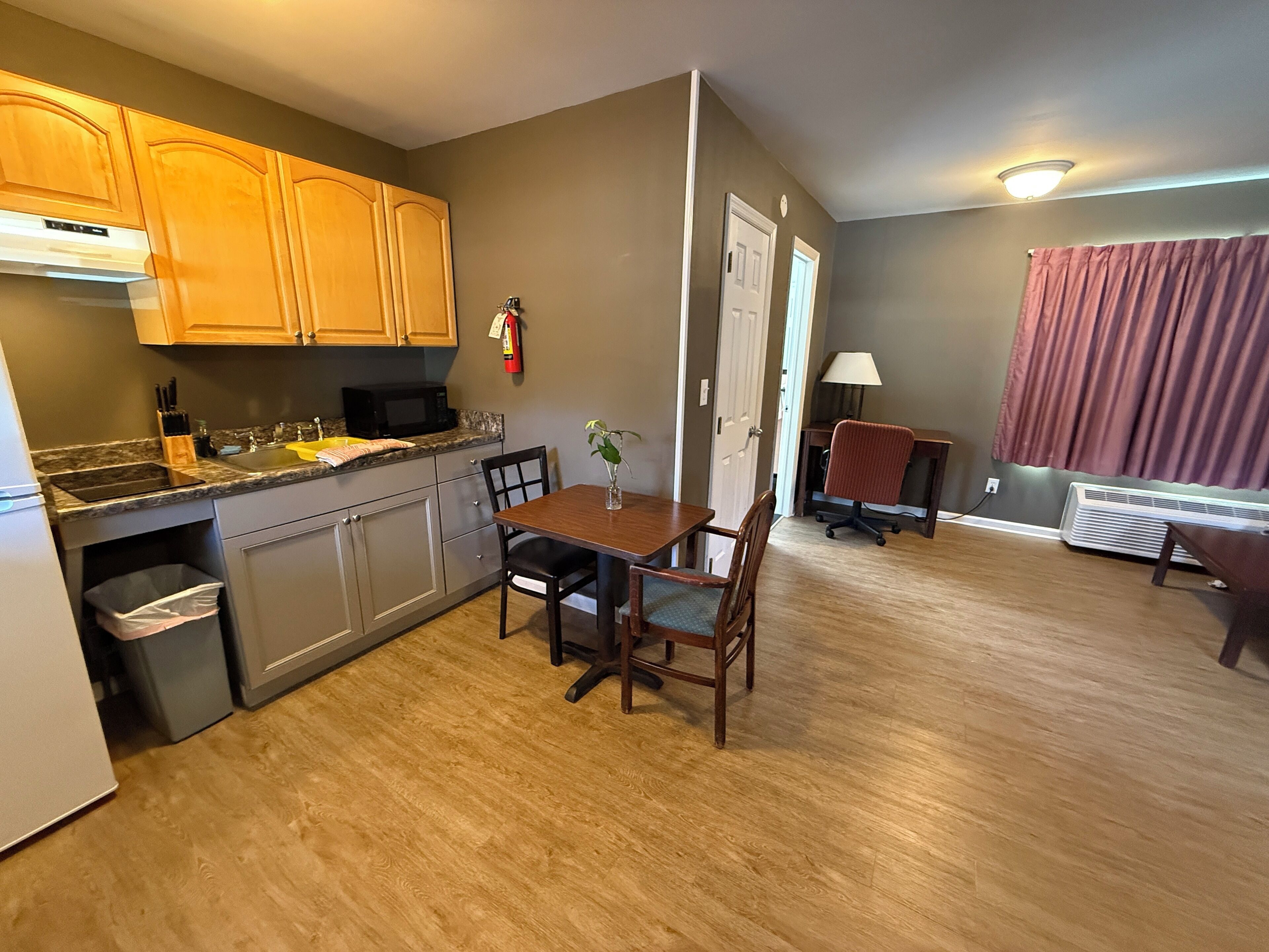 double room, 2 double beds, kitchen (private entrance) | individually decorated, individually furnished, desk, blackout curtains