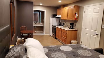 King Room with Kitchen (Private Entrance) | Individually decorated, individually furnished, desk, blackout drapes