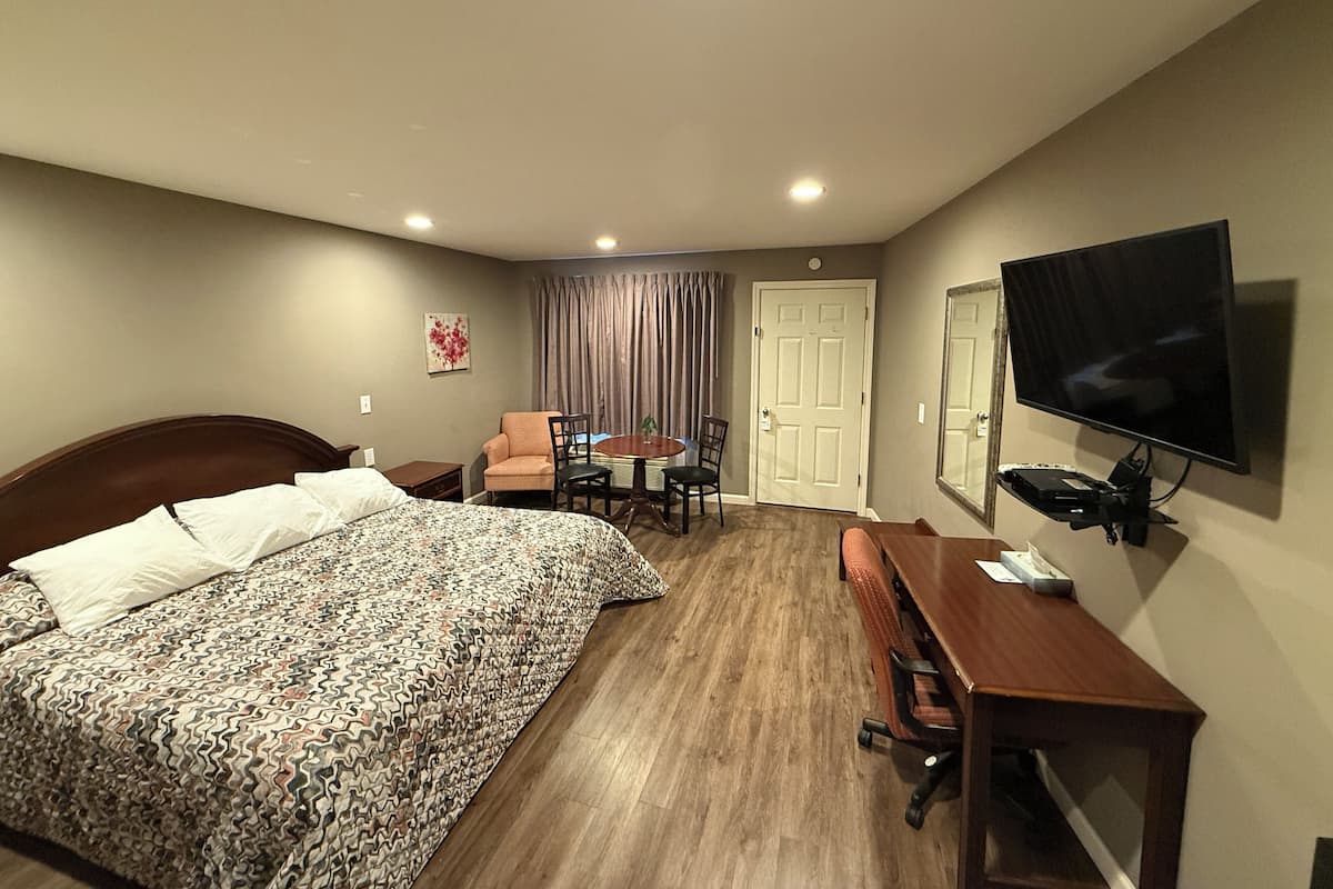 Standard King (Private Entrance) | Individually decorated, individually furnished, desk, blackout drapes