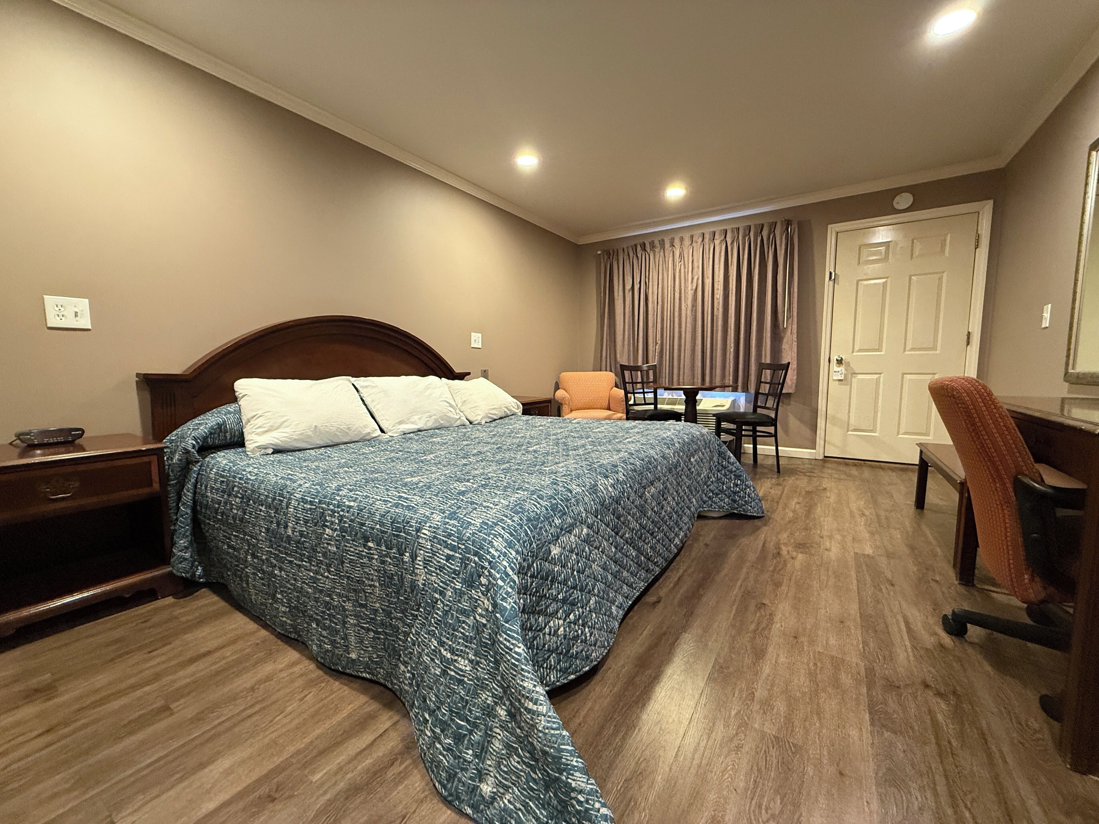 Yhden hengen standard-huone, 1 suuri parisänky, vuoristonäköala | Yksilöllisesti sisustettu, yksilöllisesti kalustettu, työpöytä