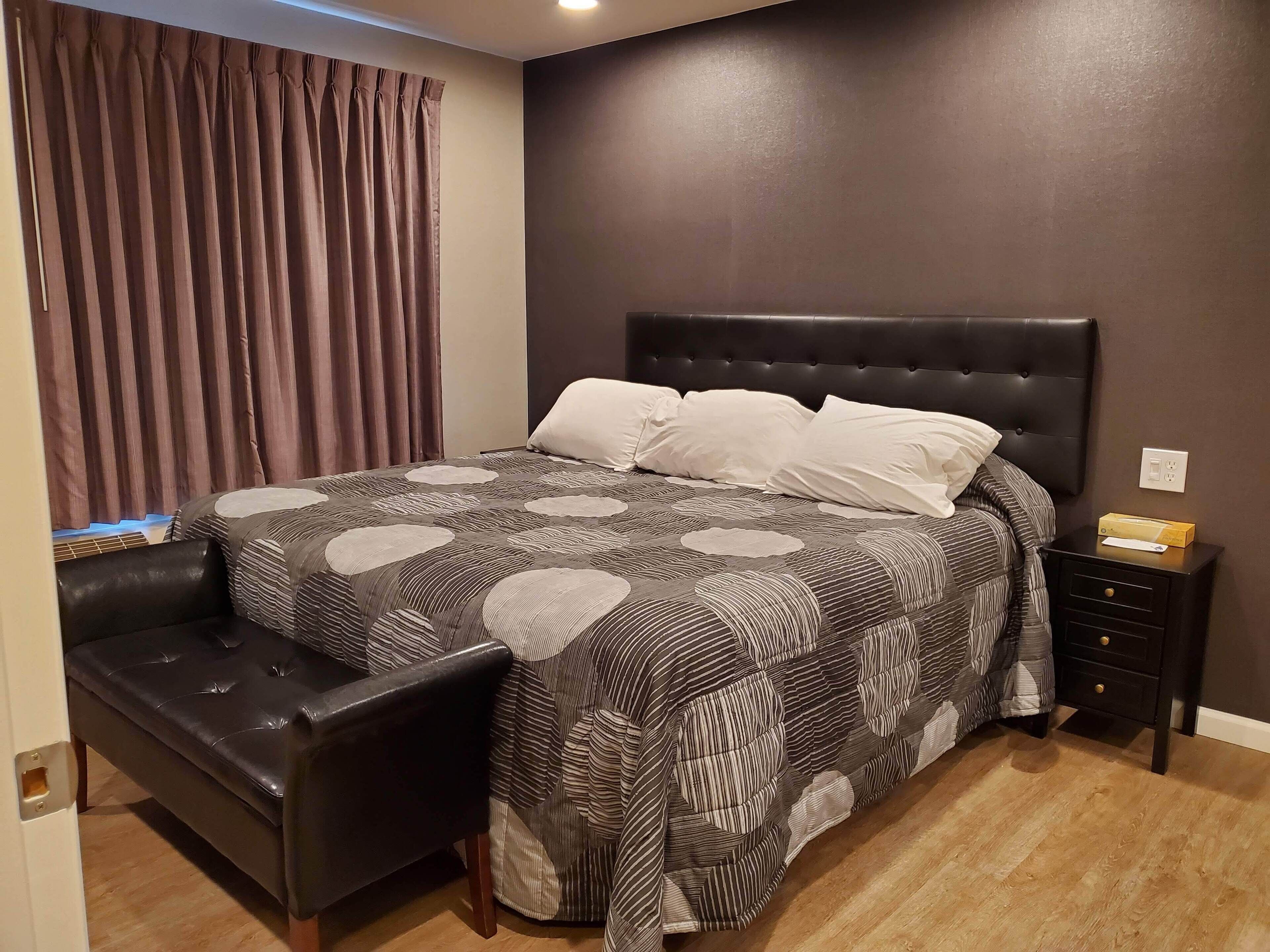Kamar Single, 1 Tempat Tidur King (Private Entrance) | Didekorasi berbeda-beda dan dilengkapi dengan perabotan berbeda-beda