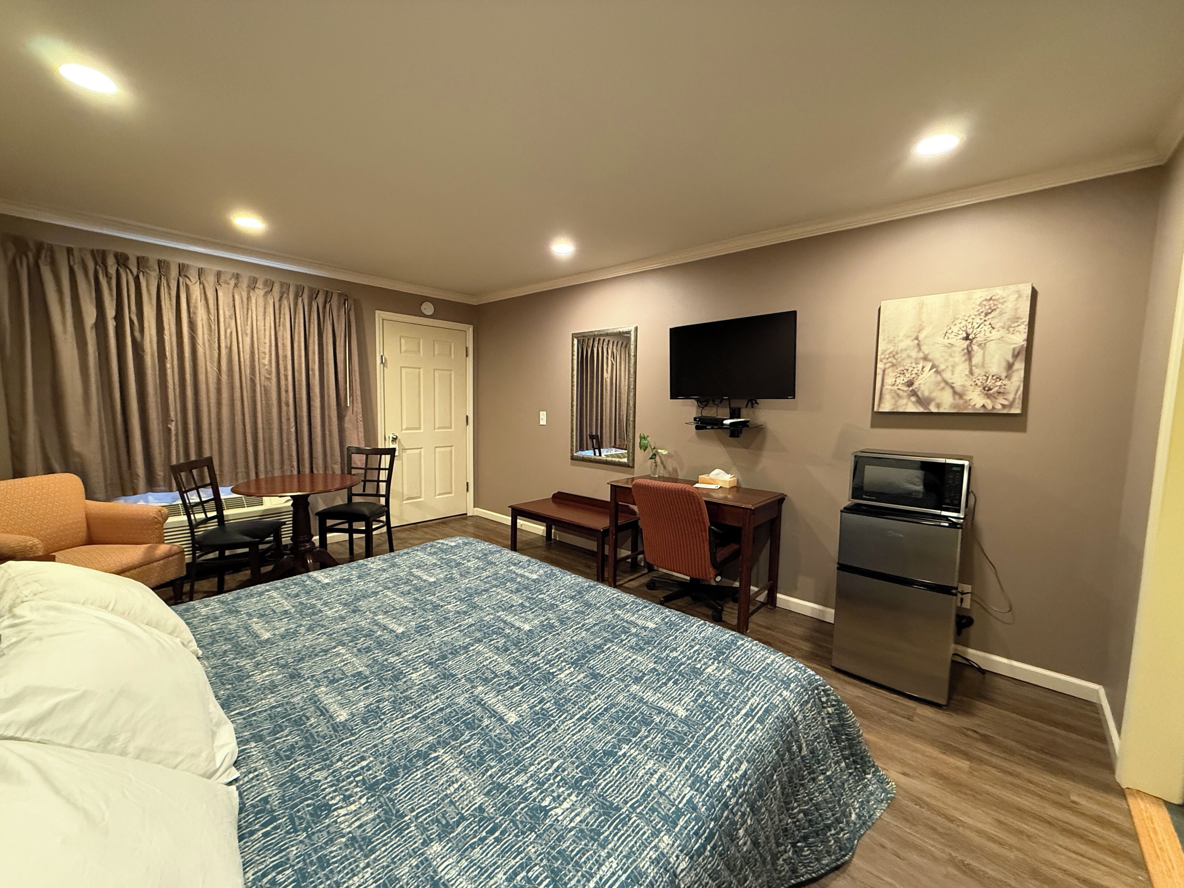 Standaard eenpersoonskamer, 1 kingsize bed, uitzicht op bergen | Individueel gedecoreerd, individueel gemeubileerd, een bureau