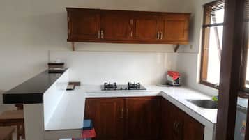 Refrigerador, placa de cocina, tetera/pava eléctrica, tostadora