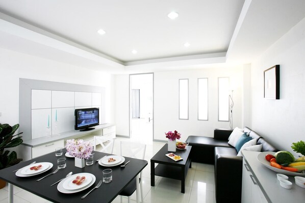 32-inch LCD TV with cable channels, TV - The Grand Suree Residence (Bangkok)