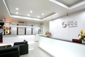 Reception - The Grand Suree Residence (Bangkok)