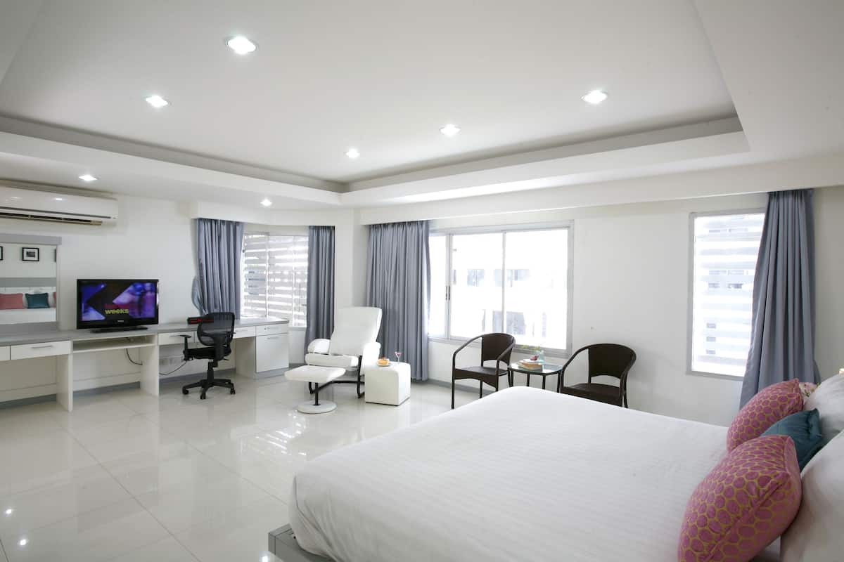Executive Room | 1 bedroom, desk, blackout curtains, rollaway beds