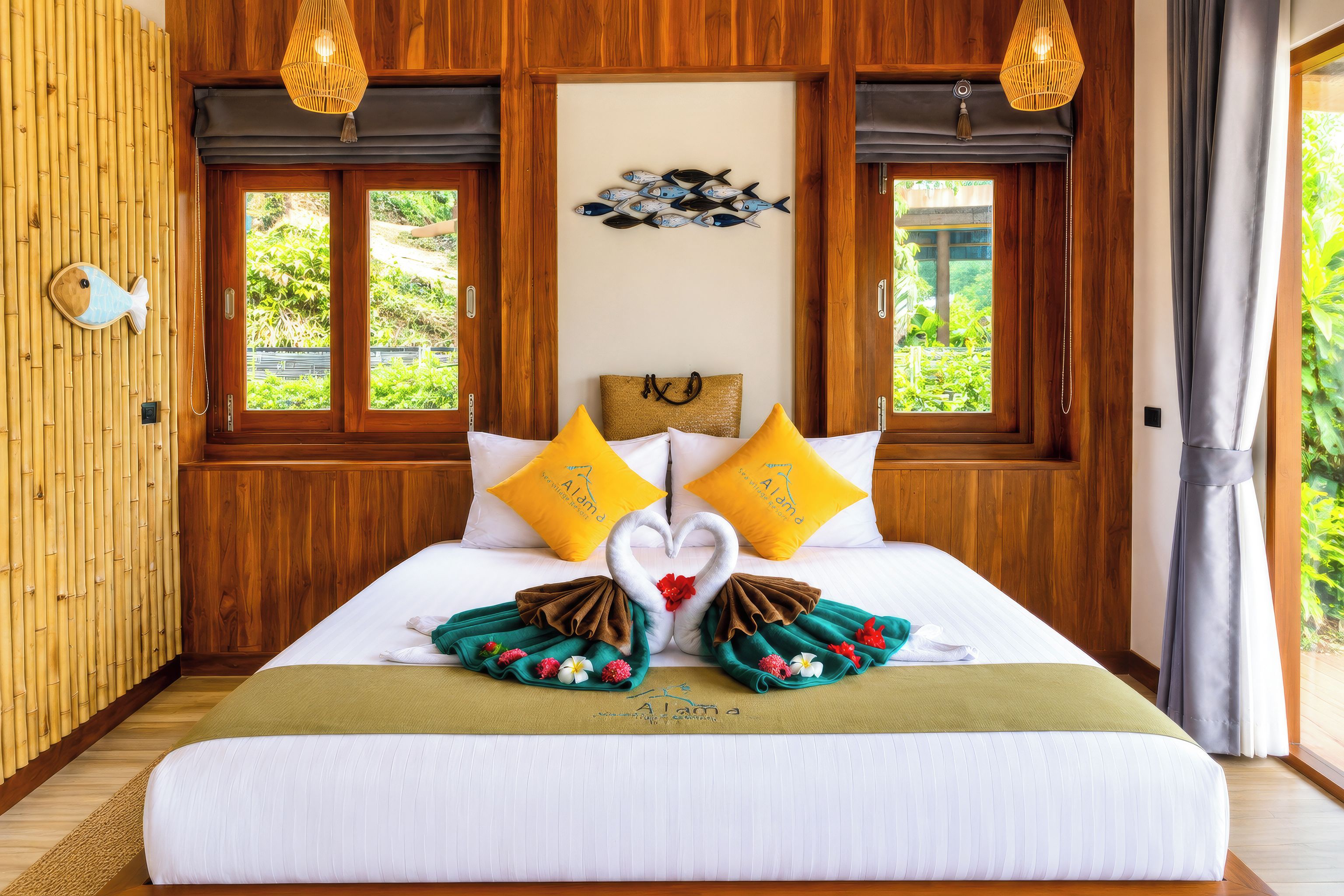Habitación de hotel con cama, dos ventanas, un adorno de pez montado en la pared y una pared de madera.