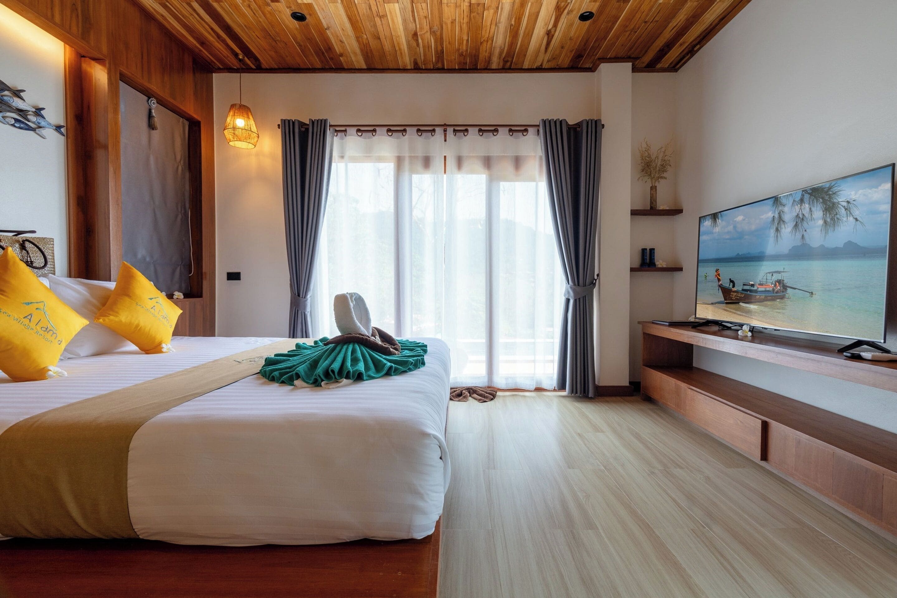 Familie villa | Een kluis op de kamer, een bureau, geluiddichte muren, gratis wifi