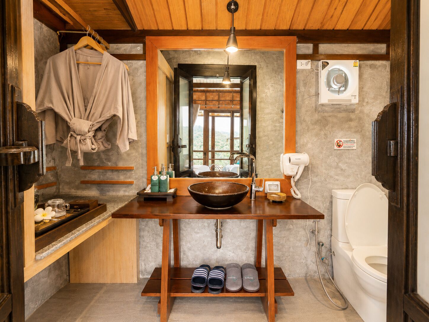 2 Bed Suite Cottage | Bathroom | Shower, rainfall showerhead, free toiletries, hair dryer