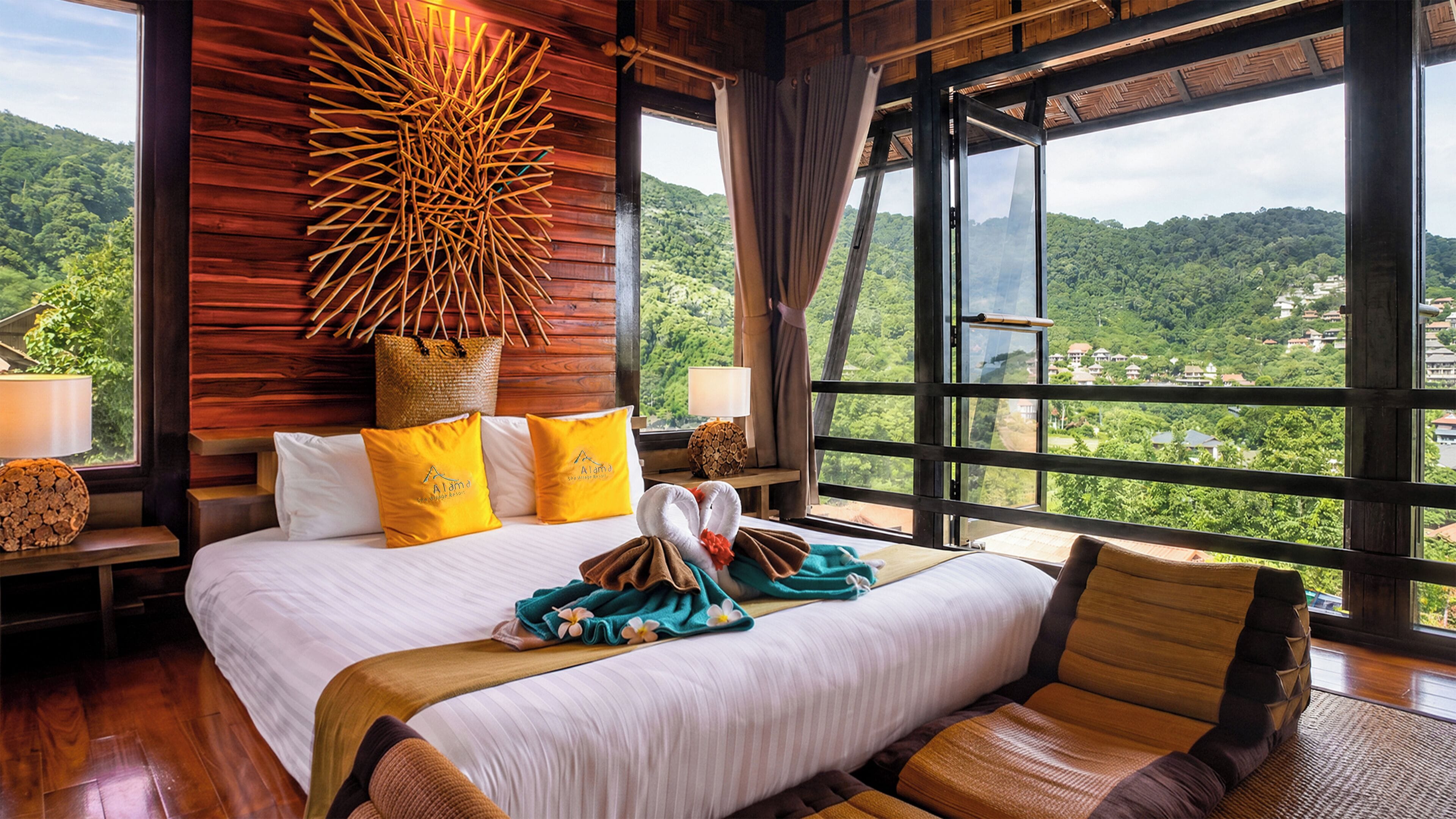 Ein geräumiges Schlafzimmer mit einem großen Bett, einem hölzernen Kopfteil und Blick auf eine üppige Landschaft.