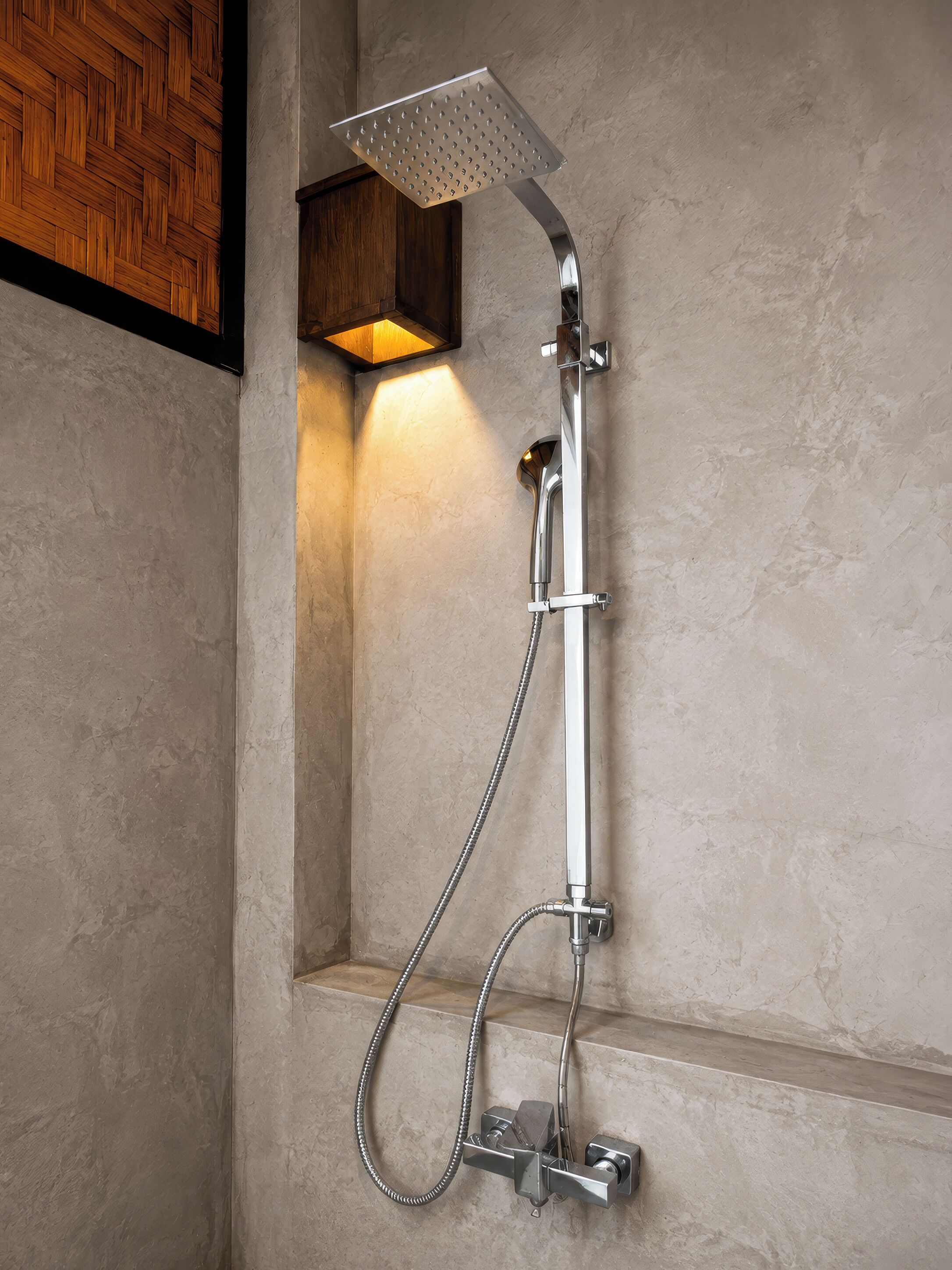 Eine Dusche mit Duschkopf, Handbrause und flexiblen Schlauch.