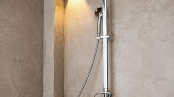 Eine Dusche mit Duschkopf, Handbrause und flexiblen Schlauch.
