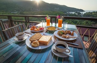 Se ofrece desayuno a la carta por un coste adicional