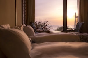 Caja de seguridad en la habitación y muebles diferentes