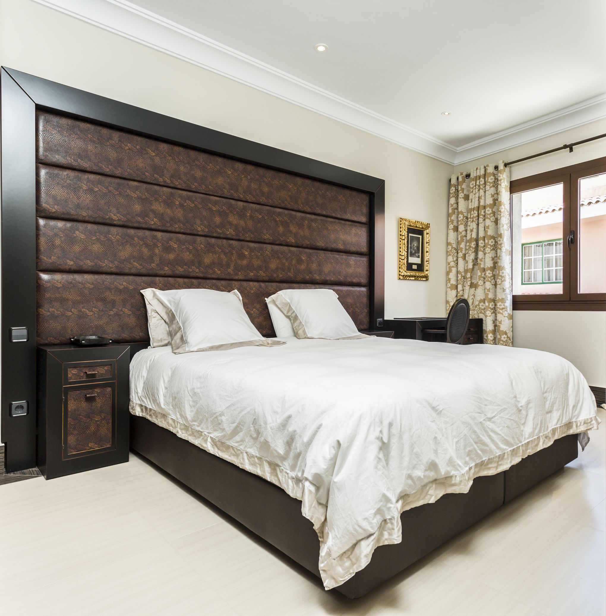 1 bedroom, Egyptian cotton sheets, premium bedding, down duvets