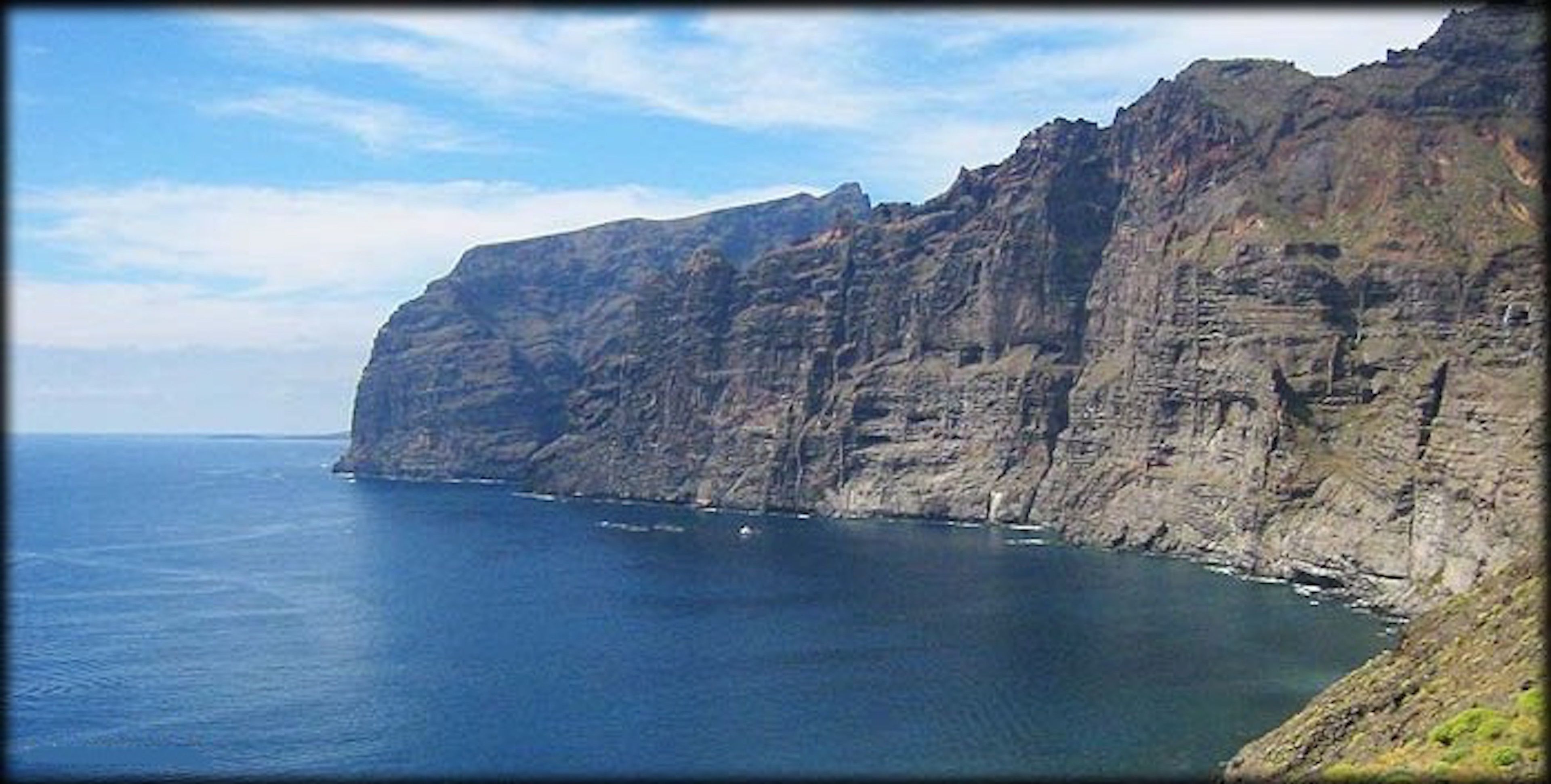 Eine Küstenklippe mit freiem Blick auf das Meer.