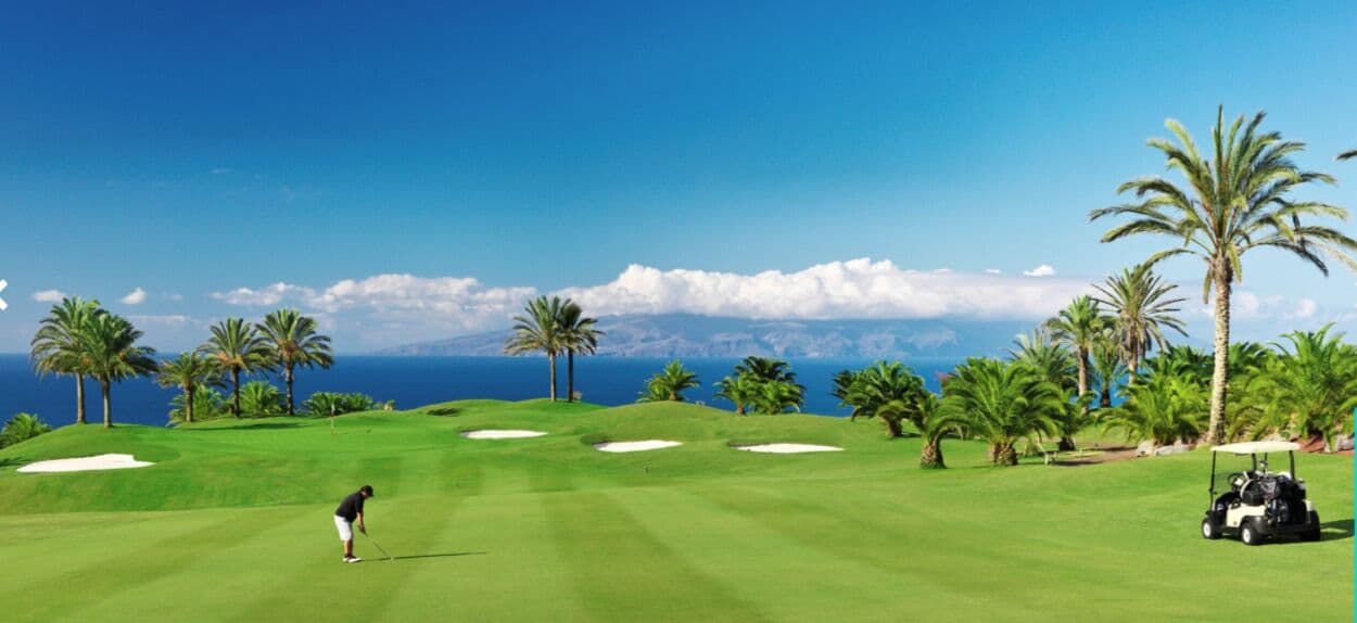 Un campo de golf con vista despejada al océano.