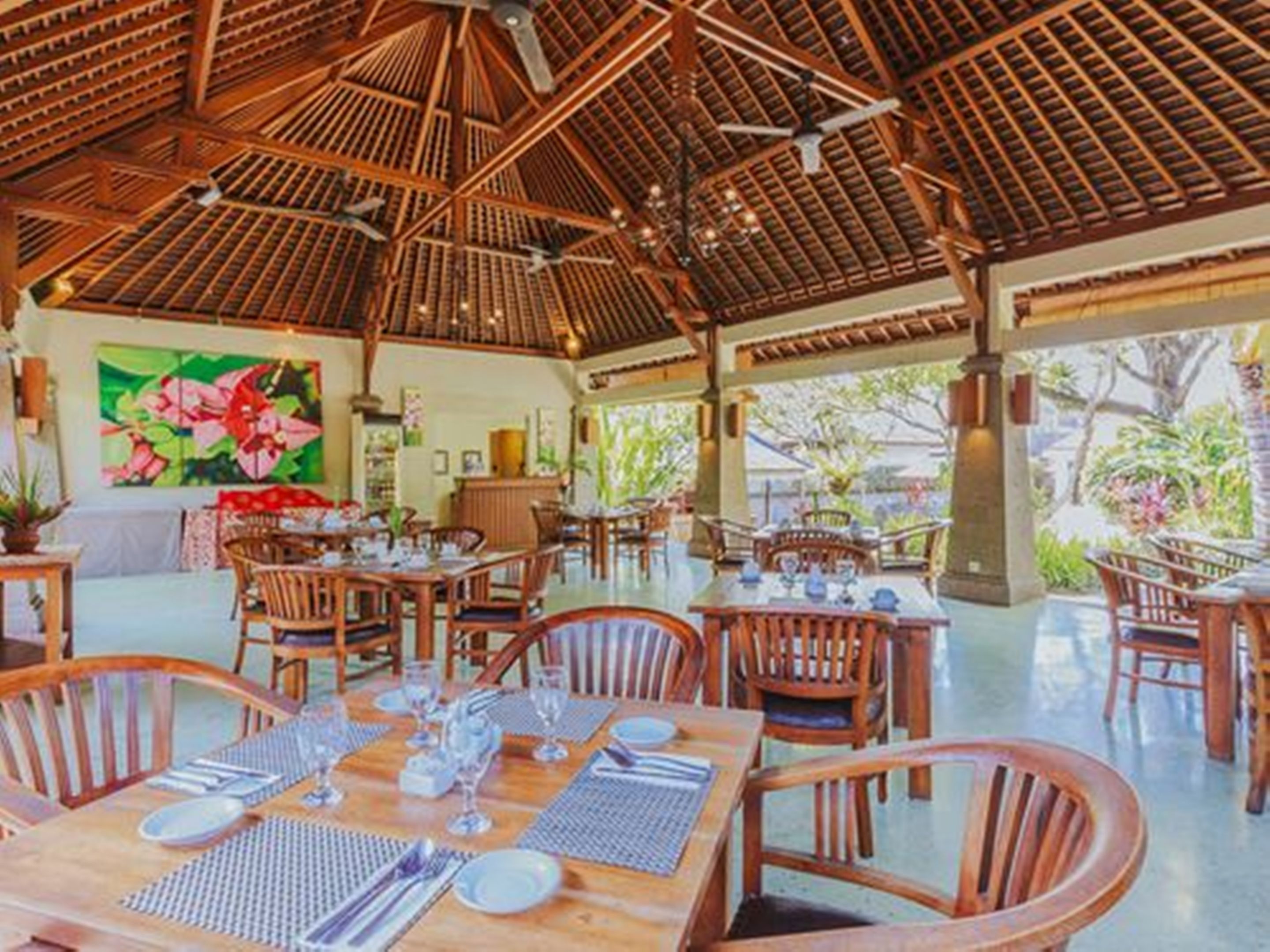 Sert le petit déjeuner, le déjeuner et le dîner