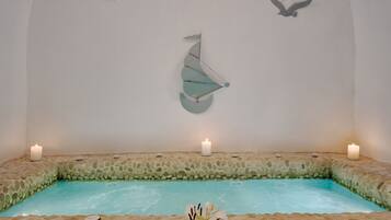 Deluxe Apartment with Indoor & Outdoor Hot Tub and Caldera View | Salle de bain