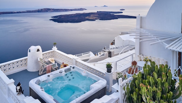 Un jacuzzi en una azotea con vistas al mar y a las islas.