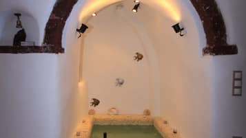 Nhà Superior, bồn tắm nước nóng (Indoor & Outdoor - Caldera View) | Két bảo mật tại phòng, bàn, phòng cách âm, bàn ủi/dụng cụ ủi quần áo