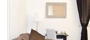 32-inch plasma TV with satellite channels, TV - Zsuite (Cagliari)