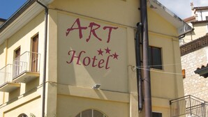 A building with a sign that reads "ART Hotel" on its facade. - Art Hotel (Villetta Barrea)