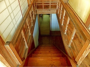 Kahden hengen perushuone (kaksi sänkyä), jaettu kylpyhuone | Tallelokero huoneessa, ilmainen Wi-Fi