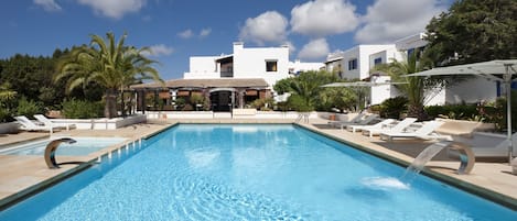 Außenpool, Sonnenschirme, Liegestühle