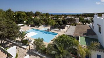 Piscina externa, guarda-sóis, espreguiçadeiras