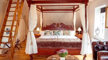 Deluxe Triple Room, 1 Bedroom, Kitchenette | 1 bedroom, individually decorated, individually furnished, soundproofing