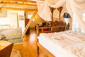 Deluxe Apartment, 3 Bedrooms, Kitchen | 1 bedroom, individually decorated, individually furnished, soundproofing