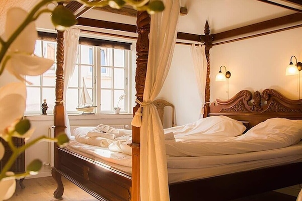 Deluxe Triple Room, 1 Bedroom, Kitchenette | 1 bedroom, individually decorated, individually furnished, soundproofing