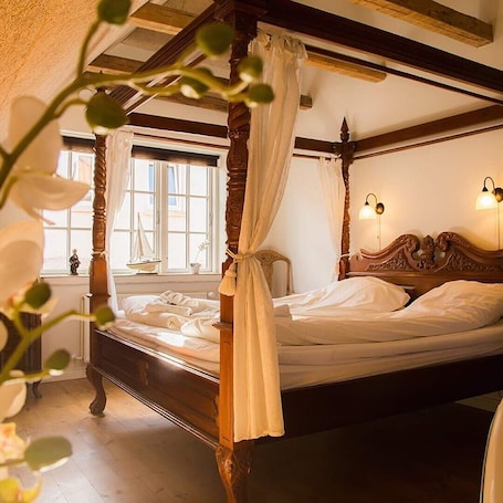 Deluxe Triple Room, 1 Bedroom, Kitchenette | 1 bedroom, individually decorated, individually furnished, soundproofing