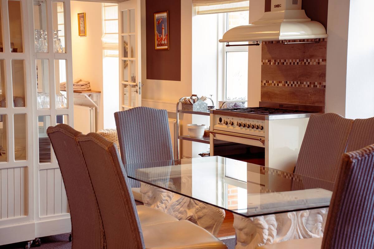 deluxe apartment, 4 bedrooms, balcony | private kitchen | fridge, coffee/tea maker, electric kettle