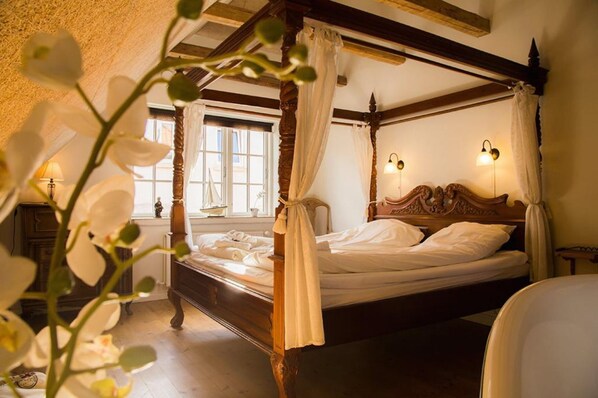 Deluxe Suite, 2 Bedrooms, Kitchenette | 1 bedroom, individually decorated, individually furnished, soundproofing