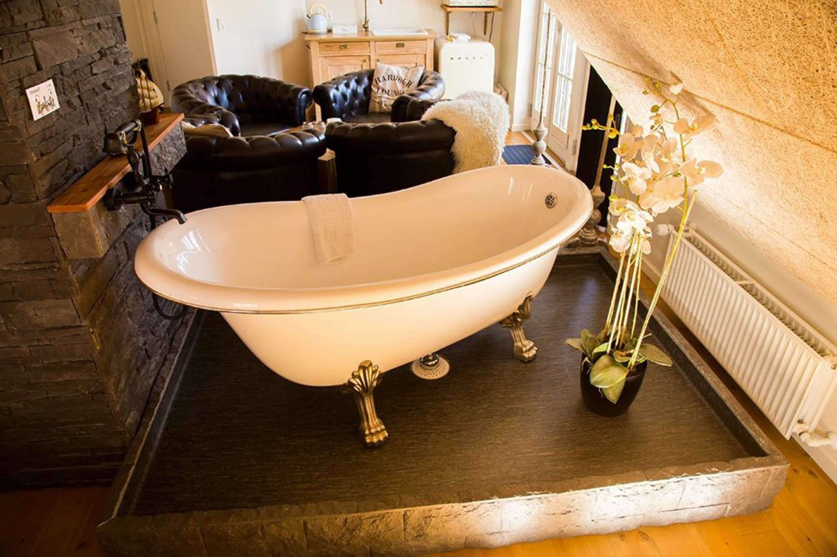 deluxe triple room, 1 bedroom, kitchenette | 2 bedrooms, individually decorated, individually furnished