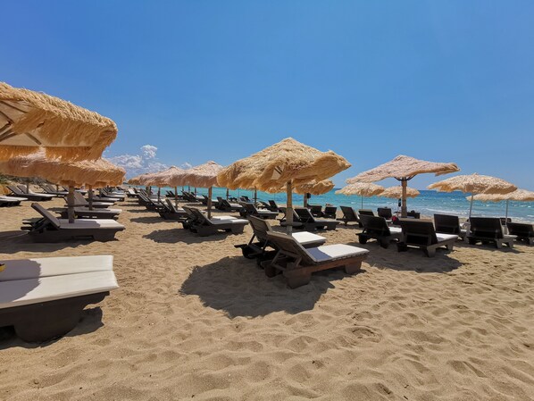 Vlak bij het strand, een strandbar